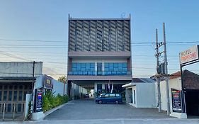 Front One Hotel Gombong